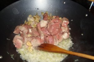 Tocanita de porc cu sos de cascaval si bulete de cartofi