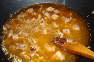 Tocanita de porc cu sos de cascaval si bulete de cartofi