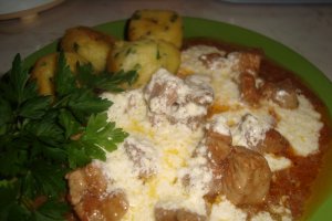 Tocanita de porc cu sos de cascaval si bulete de cartofi