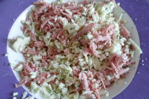 Clatite umplute cu branza sarata, marar si sunca