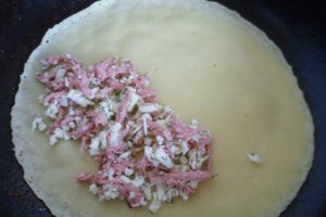 Clatite umplute cu branza sarata, marar si sunca