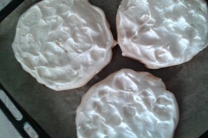 Mini tort Pavlova cu capsuni