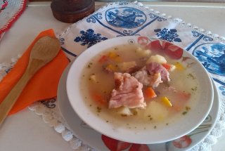 Supa de cartofi cu ciolan afumat