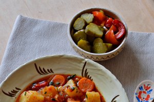 Gulyas de cartofi cu legume - Multicooker