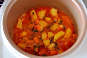 Gulyas de cartofi cu legume - Multicooker