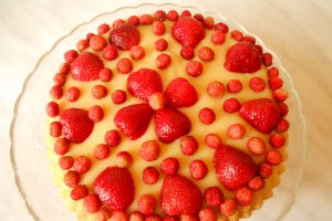 Tarta cu fragi si capsuni