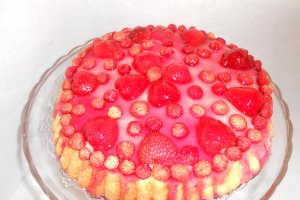 Tarta cu fragi si capsuni