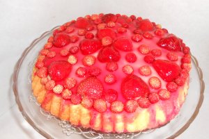 Tarta cu fragi si capsuni