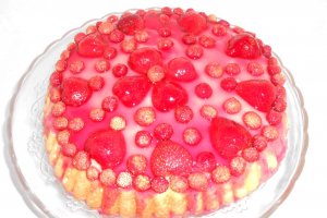 Tarta cu fragi si capsuni