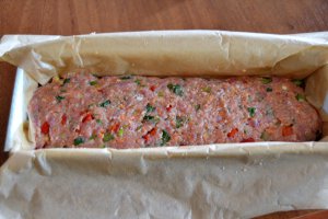 Aperitiv rulada din carne tocata cu legume