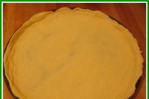 Pizza cu jambon, ciuperci si ardei rosu