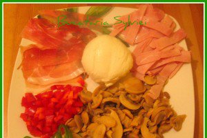 Pizza cu jambon, ciuperci si ardei rosu