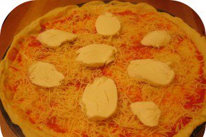 Pizza cu jambon, ciuperci si ardei rosu