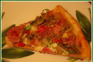 Pizza cu jambon, ciuperci si ardei rosu