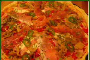 Pizza cu jambon, ciuperci si ardei rosu