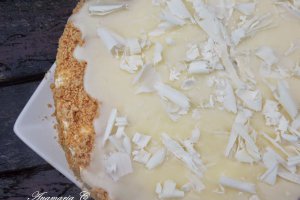 Tort Cu Crema De Ciocolata Alba Si Un La Multi Ani