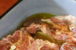 Ceafa de porc su sos de ceapa caramelizata