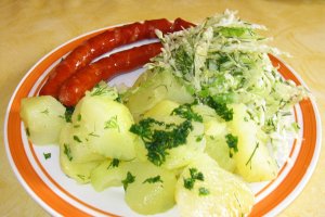 Cartofi natur cu carnati prajiti si salata de varza