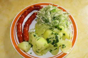 Cartofi natur cu carnati prajiti si salata de varza