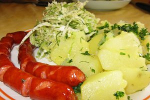Cartofi natur cu carnati prajiti si salata de varza