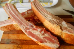 Piept de porc semiafumat la oala de lut