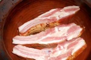 Piept de porc semiafumat la oala de lut