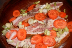 Piept de porc semiafumat la oala de lut
