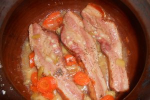 Piept de porc semiafumat la oala de lut
