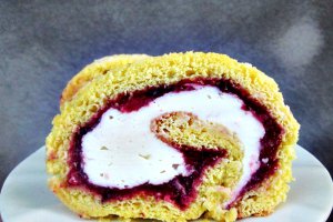 Rulada cu jeleu de fructe si crema de branza