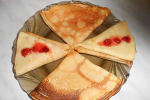 Clatite cu sirop de fragi