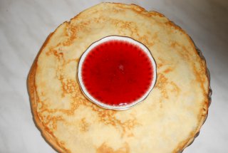 Clatite cu sirop de fragi