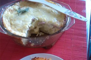 Cartofi cu smantana si cascaval la cuptor