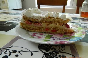 Tort cu crema de vanlie si capsuni