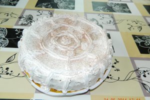 Tort cu crema de vanlie si capsuni