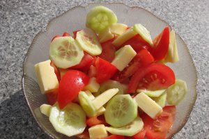 Salata de rosii,castravete si cascaval Delaco.