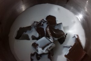 Reteta nr. 200 : Tort cu crema de ciocolata