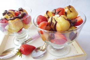 Gogosele din ecler cu crema de vanilie si capsuni