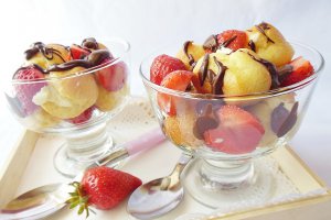 Gogosele din ecler cu crema de vanilie si capsuni