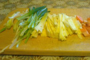 Rulouri din pulpe  de pui cu legume , branza topita si pepene galben  pe pat de cartofi