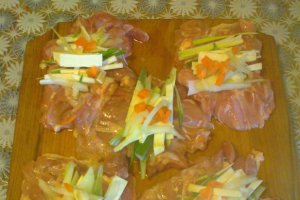 Rulouri din pulpe  de pui cu legume , branza topita si pepene galben  pe pat de cartofi