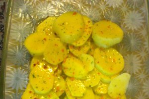 Rulouri din pulpe  de pui cu legume , branza topita si pepene galben  pe pat de cartofi