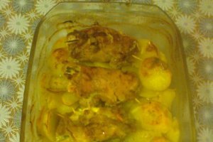Rulouri din pulpe  de pui cu legume , branza topita si pepene galben  pe pat de cartofi