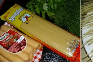 Spaghete cu cremwursti si sos rosu