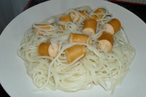 Spaghete cu cremwursti si sos rosu