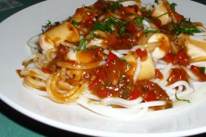Spaghete cu cremwursti si sos rosu