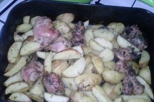 Cartofi noi cu pui la cuptor