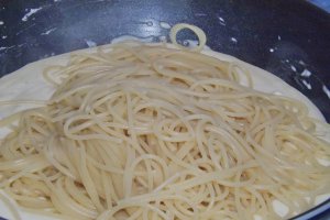 Spaghete cu sos de branzeturi si fulgi de chili