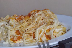 Spaghete cu sos de branzeturi si fulgi de chili