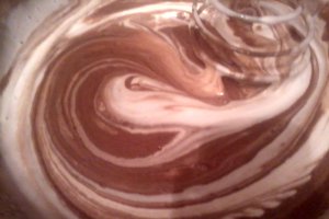 Prajitura Aerata cu Glazura de Ciocolata