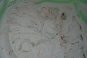 Mini cupcakes cu visine si frosting de mascarpone